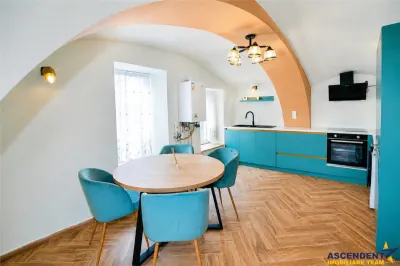 Pe Castelului, resedinta urbana cu identitate, renovata 2026, 2 bai, curte discreta, Centrul Istoric, Brasov - Brasov