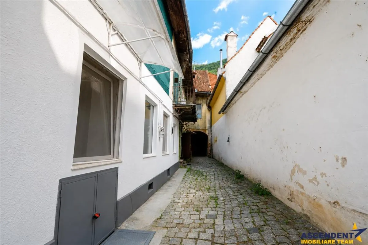 Pe Castelului, resedinta urbana cu identitate, renovata 2026, 2 bai, curte discreta, Centrul Istoric, Brasov - foto 18