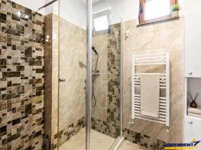 Casa solida, teren 919mp, 2 accesuri, configuratie si pentru 2 familii, Sanpetru, Brasov - foto 9