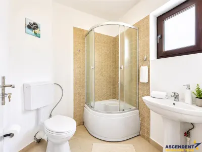 Pensiune cu personalitate,Bran,10 unitati, 24 locuri,1.400 mp teren,panorama Bucegi, aproape de Castel si Partia Zanoaga - foto 10