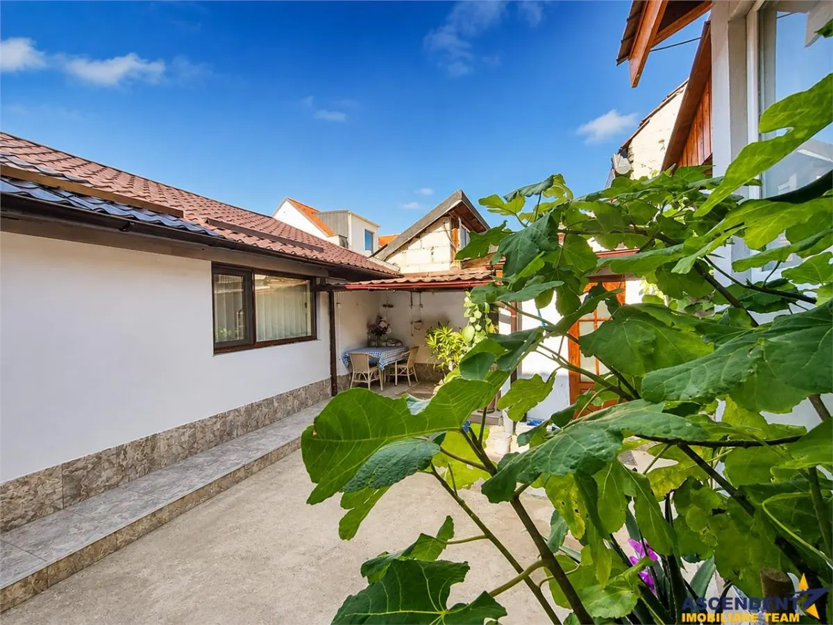 Corp de casa cu 2 imobile, intrari separate, pod si beci generos, Central, Brasov - foto 1