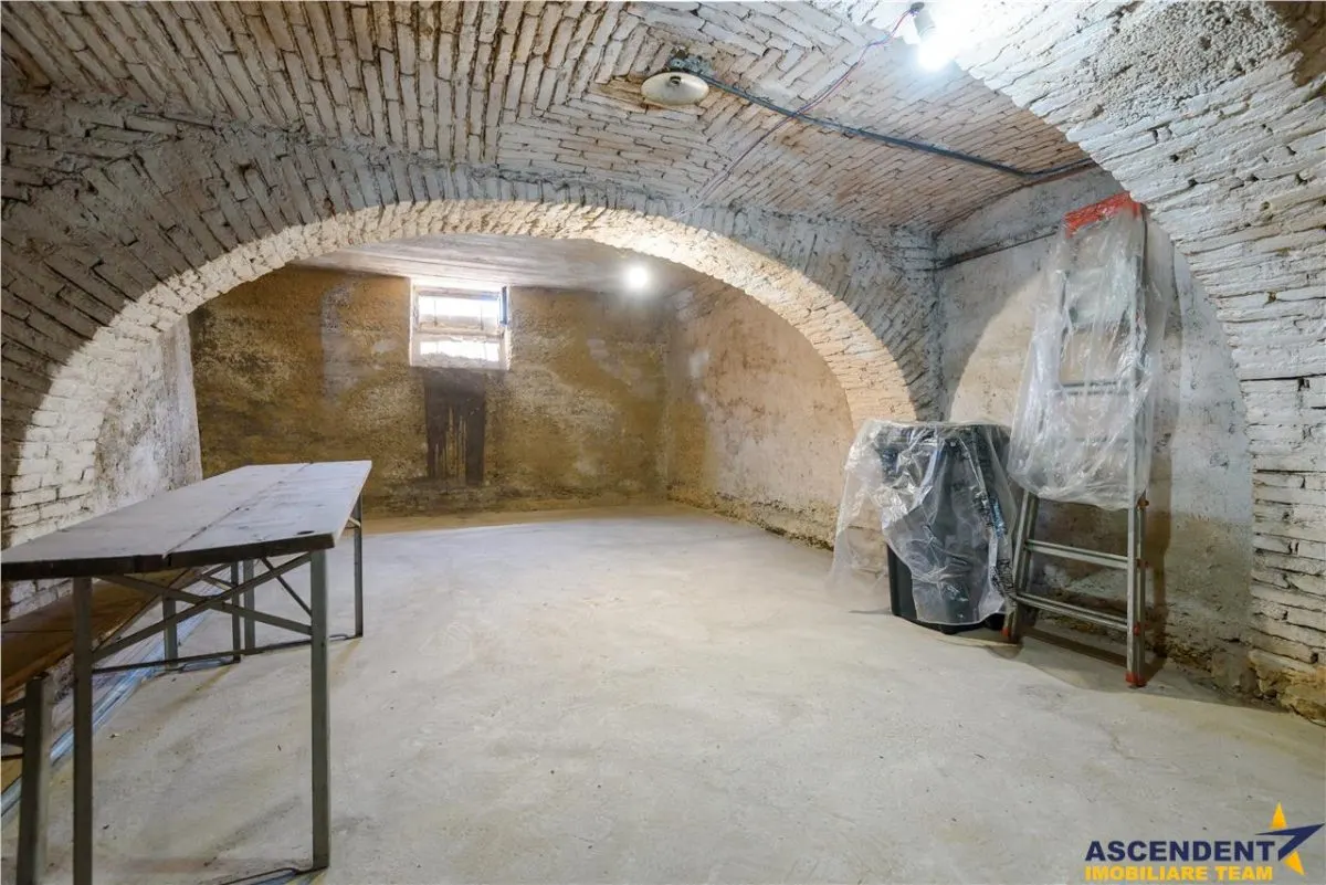 Potential, farmec si o pozitionare excelenta intr-o zona istorica a Brasovului - foto 13