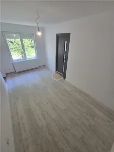 Apartament cu 2 camere, la parter | Complet renovat - Micro 14 - foto 2