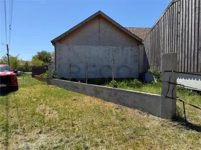 RECO . Teren intravilan cu hala metalica in Roit . - foto 9