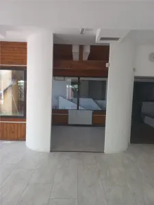 Spatiu comercial - zona excelenta - centrala proprie - trifazic - trafic pietonal - foto 4