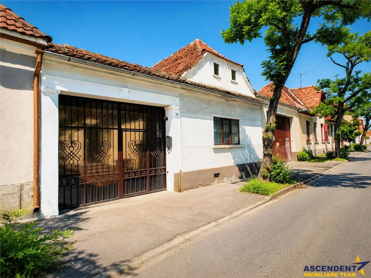 Casa cu 4 camere, garaj, pivnita boltita si potential, Brasov - foto 1