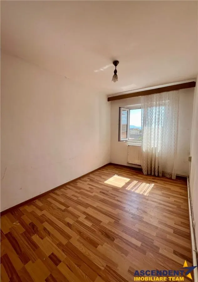 Apartament cu trei camere de renovat in Feldioara, Brasov - foto 2