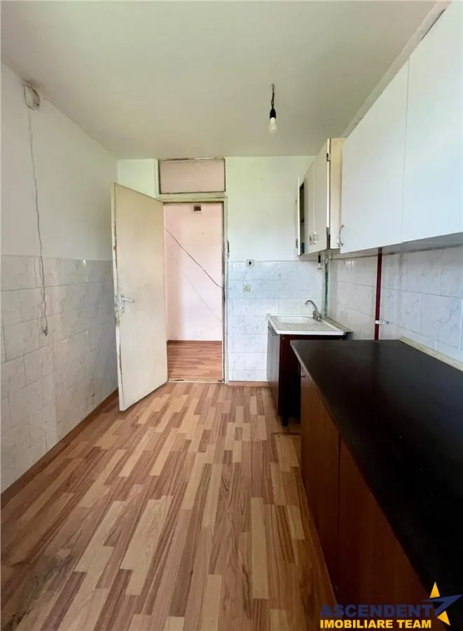 Apartament cu trei camere de renovat in Feldioara, Brasov - foto 3