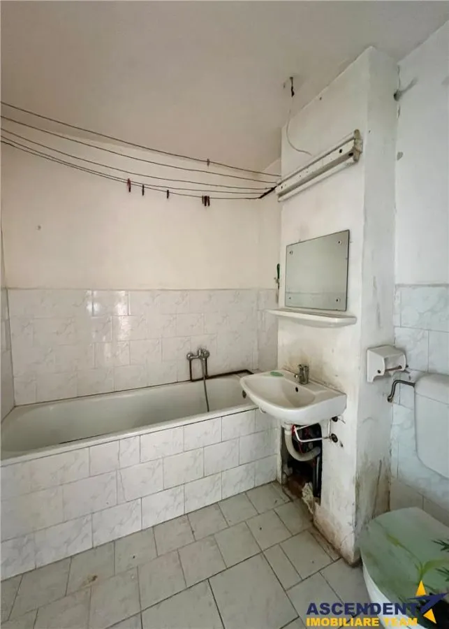 Apartament cu trei camere de renovat in Feldioara, Brasov - foto 5