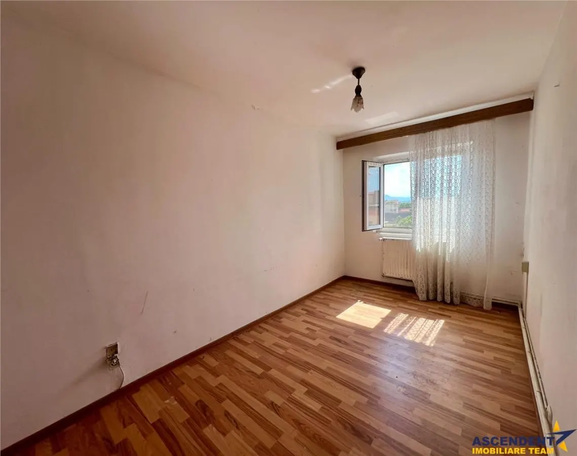 Apartament cu trei camere de renovat in Feldioara, Brasov - foto 10