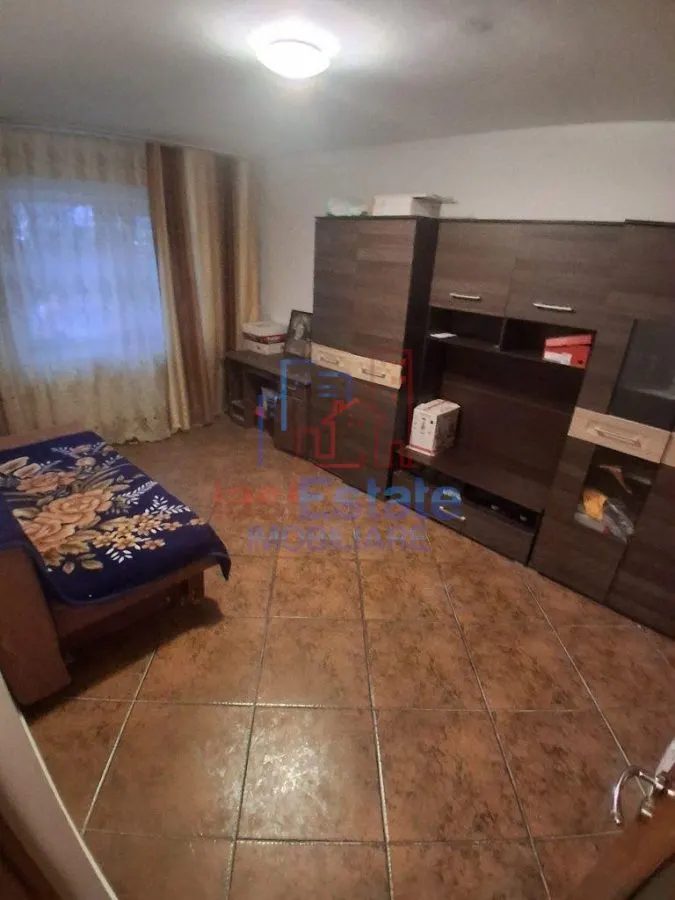Apartament spatios cu 4 camere, decomandat, la parter - Galata - foto 1