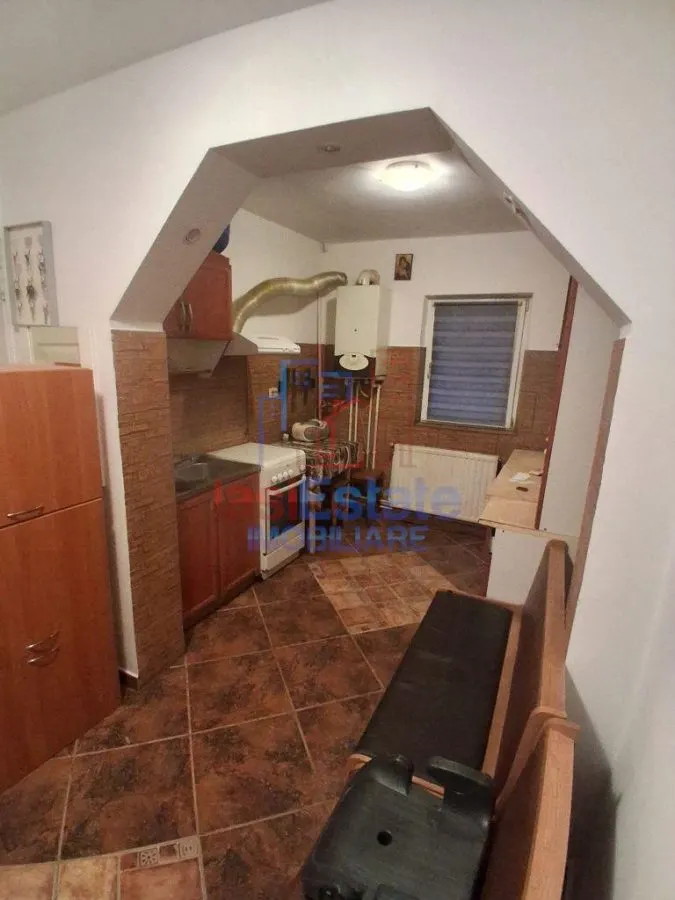 Apartament spatios cu 4 camere, decomandat, la parter - Galata - foto 2