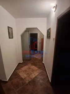 Apartament spatios cu 4 camere, decomandat, la parter - Galata - foto 3