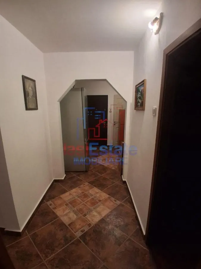 Apartament spatios cu 4 camere, decomandat, la parter - Galata - foto 3