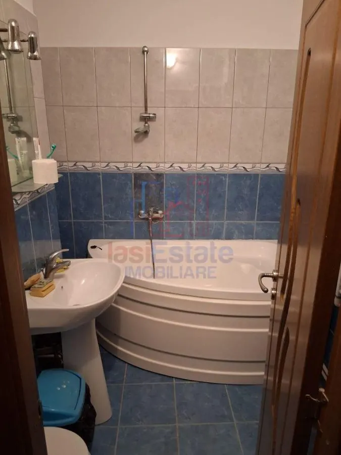 Apartament spatios cu 4 camere, decomandat, la parter - Galata - foto 6