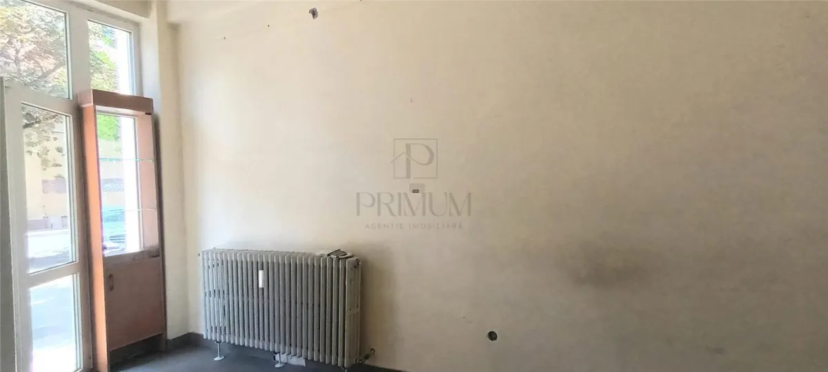 Spatiu comercial cu vitrina  si vad pietonal - Central - foto 1