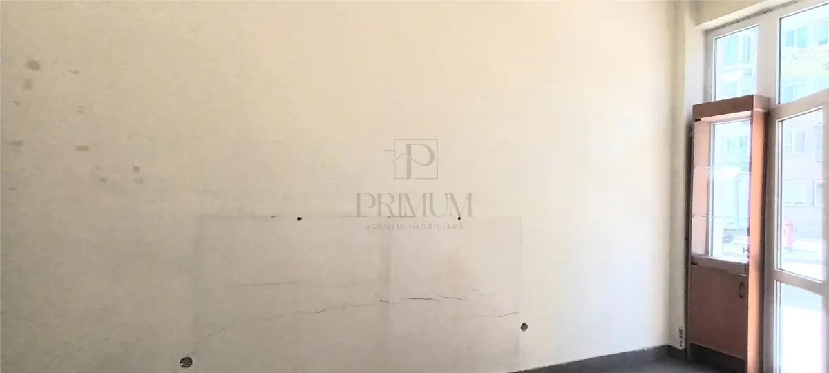 Spatiu comercial cu vitrina  si vad pietonal - Central - foto 2