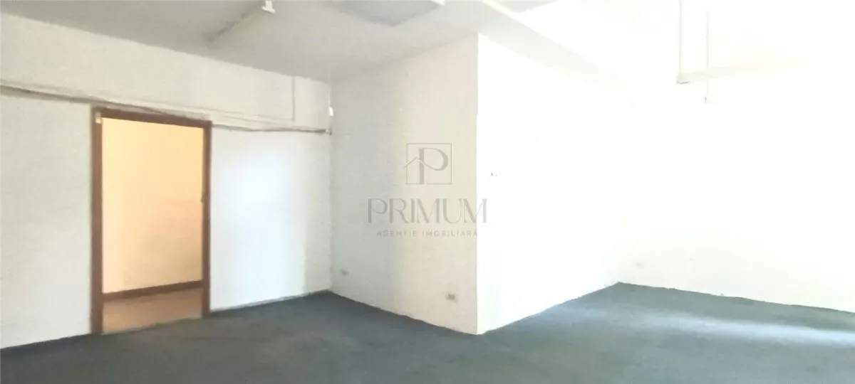 Spatiu comercial cu vitrina  si vad pietonal - Central - foto 4