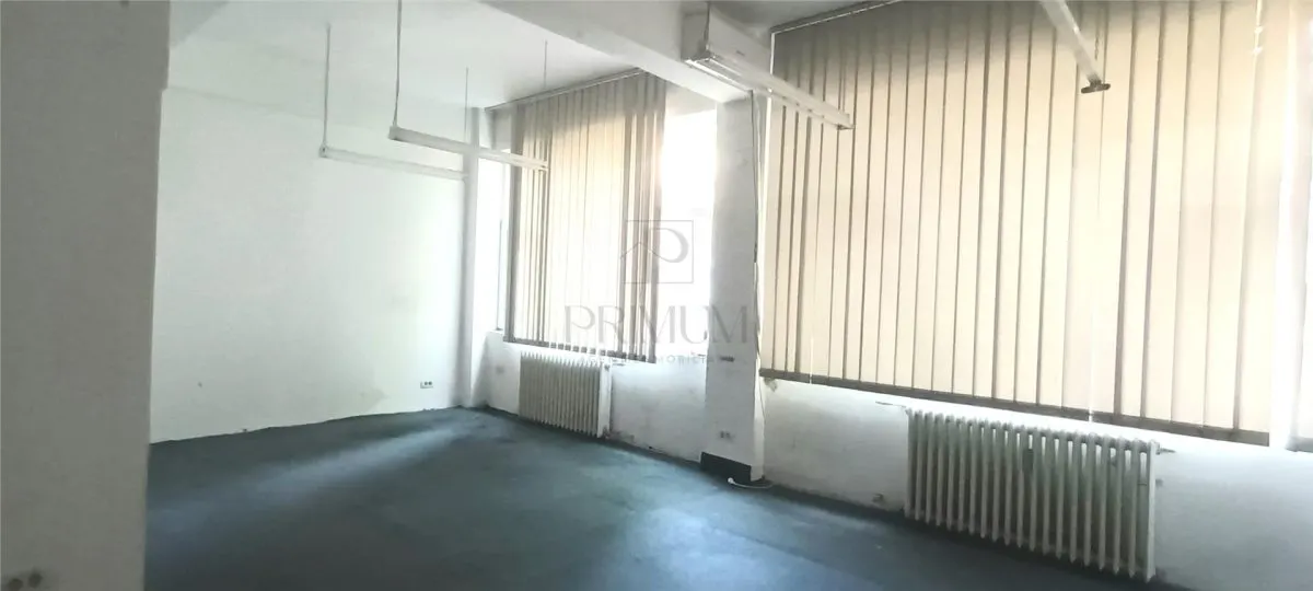 Spatiu comercial cu vitrina  si vad pietonal - Central - foto 5