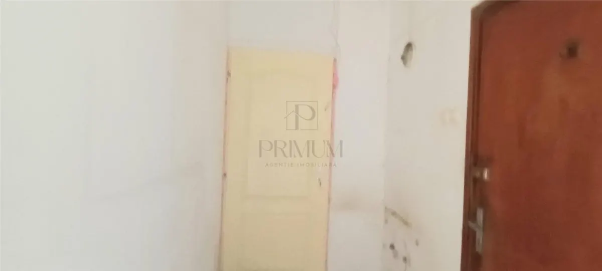 Spatiu comercial cu vitrina  si vad pietonal - Central - foto 8