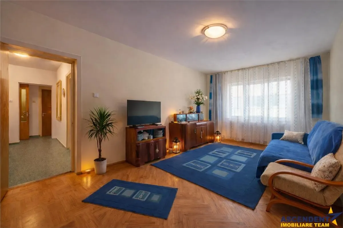 Distinctiv apartament, decomandat, 3camere, boxa, loc parcare, Central, Brasov - foto 1