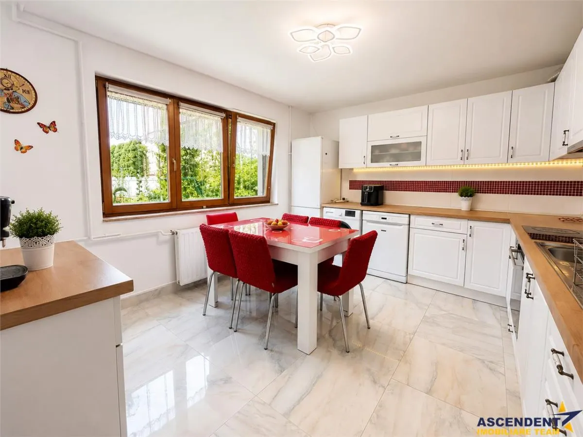Casa familiala,790mp teren,5+dormitoare, livada,2 garaje,panouri 8 kW, Tarnaveni - foto 3