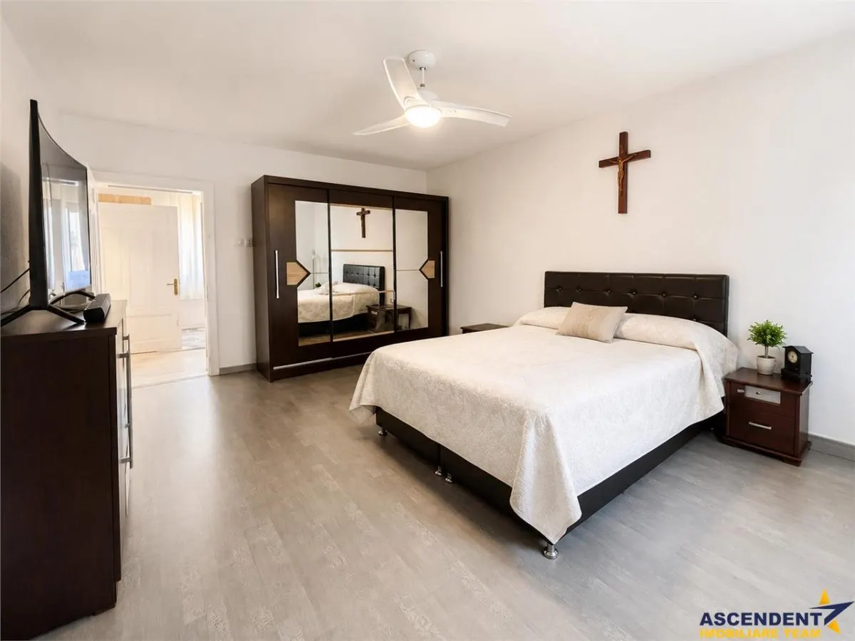 Casa familiala,790mp teren,5+dormitoare, livada,2 garaje,panouri 8 kW, Tarnaveni - foto 4