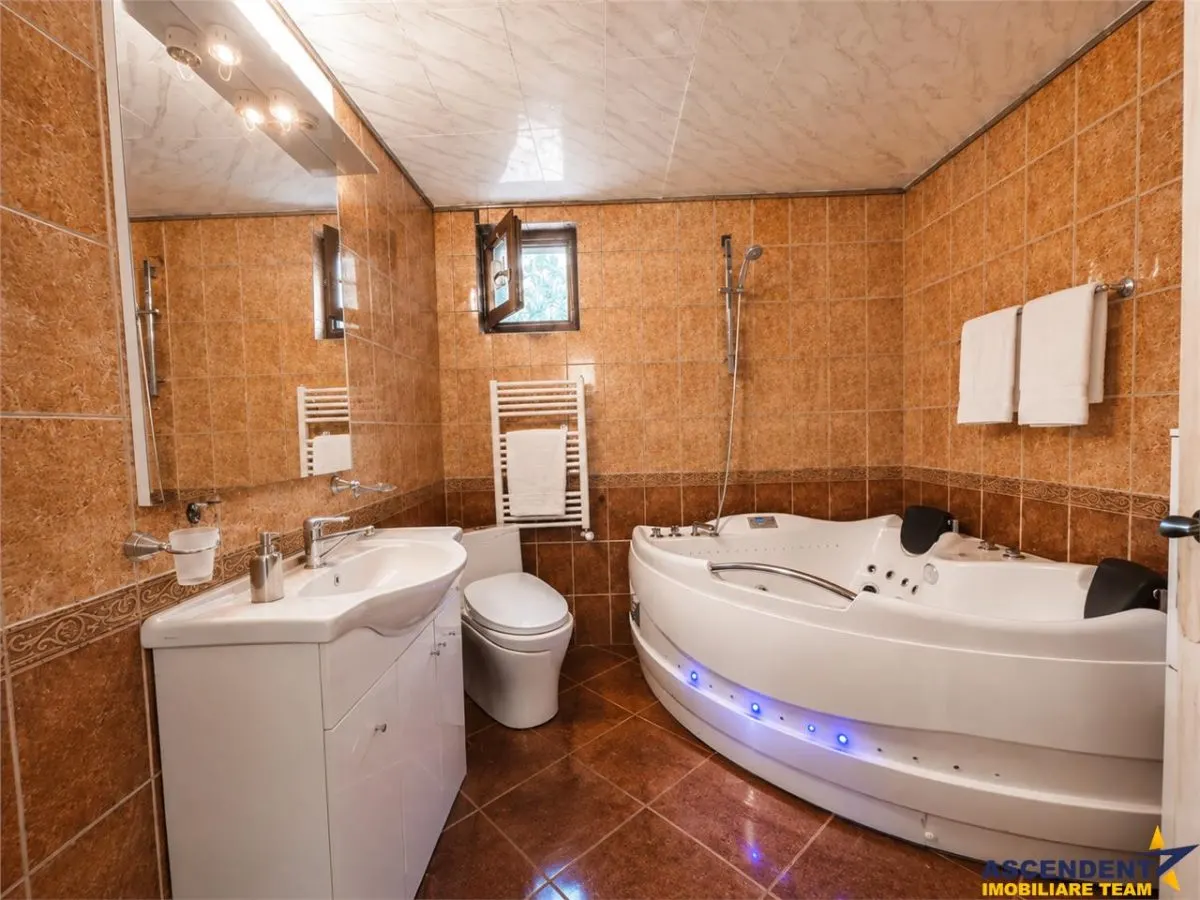 Casa familiala,790mp teren,5+dormitoare, livada,2 garaje,panouri 8 kW, Tarnaveni - foto 7