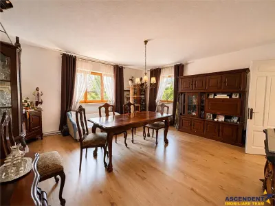 Casa familiala,790mp teren,5+dormitoare, livada,2 garaje,panouri 8 kW, Tarnaveni - foto 9