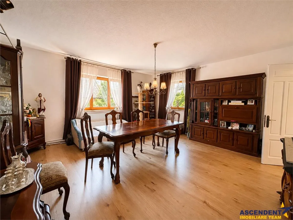 Casa familiala,790mp teren,5+dormitoare, livada,2 garaje,panouri 8 kW, Tarnaveni - foto 9