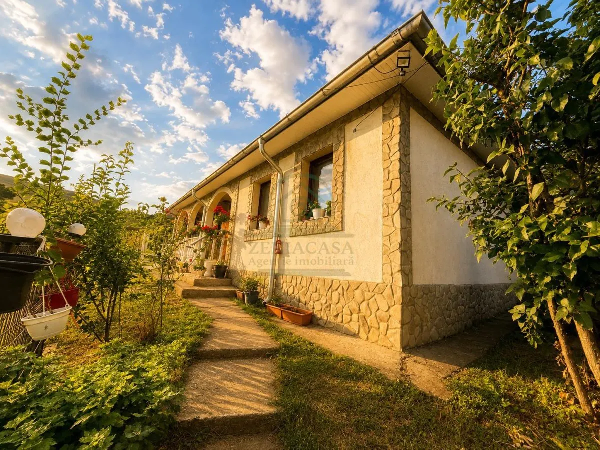 Casa locubila 4 camere , bucatarie, baie  + 3400 mp teren - foto 1