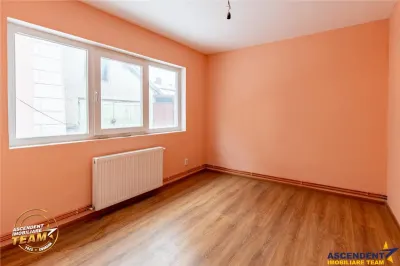 Accesibilitate si farmecul unei case cu garaj, locatie de referinta, Central, Targu Secuiesc - foto 3
