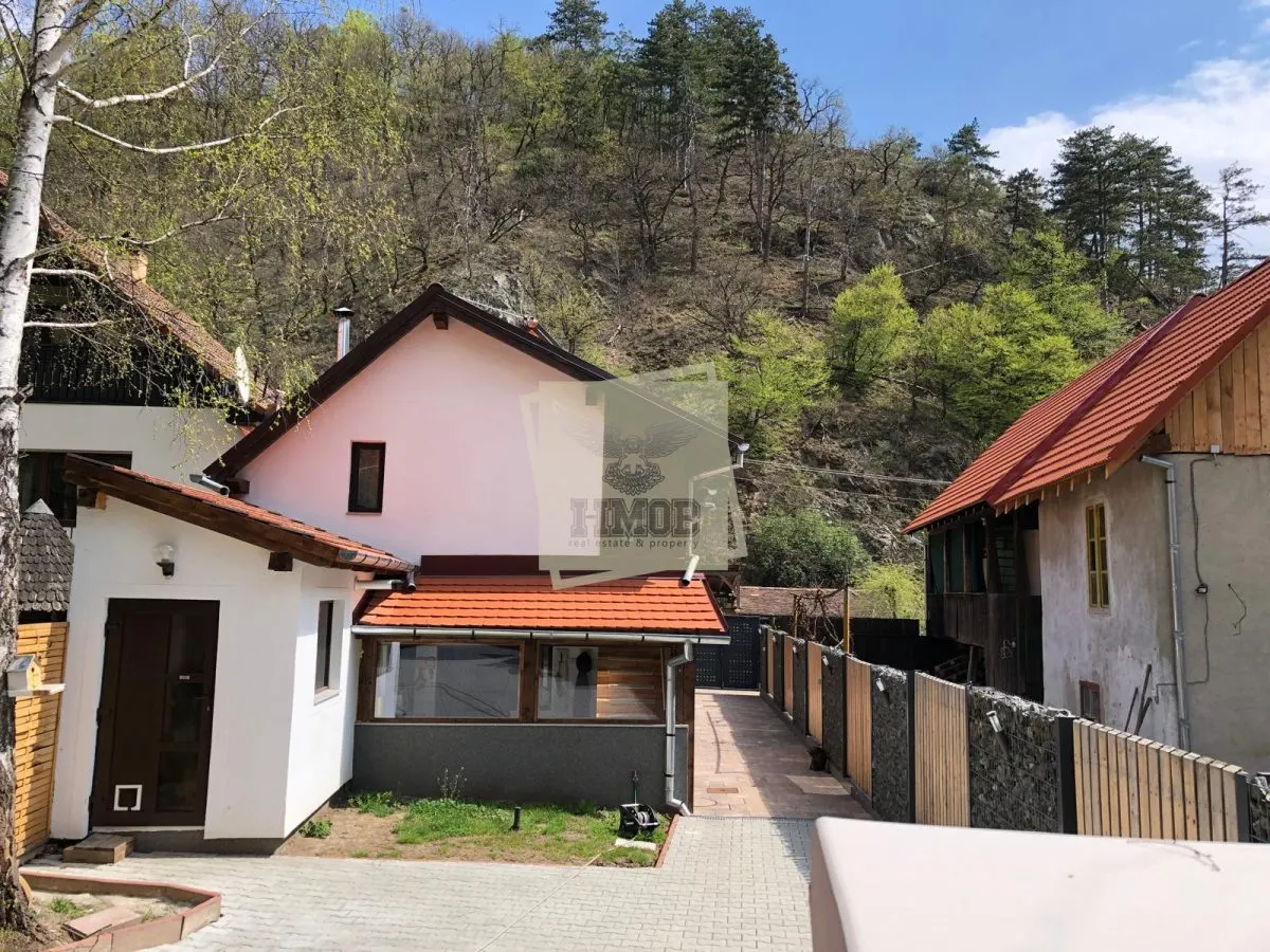 Casa individuala 5 camere 4 bai garaj pivnita si panouri solare in Cisnadioara - foto 1