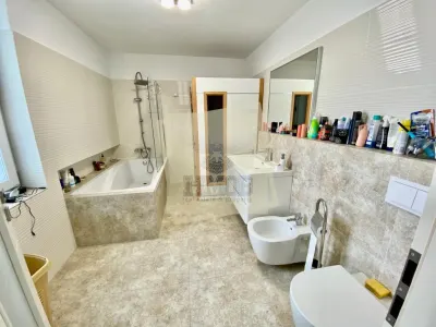 Casa cu 4 camere 3 bai 2 terase si teren 450 mp in zona Parcul Sub Arini - foto 7