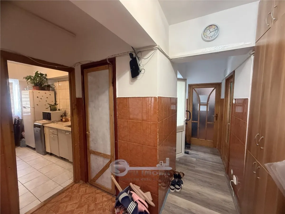 2 CAM GALATA BULEVARD, ET 1, DECOMANDAT,  2 BALCOANE - foto 2