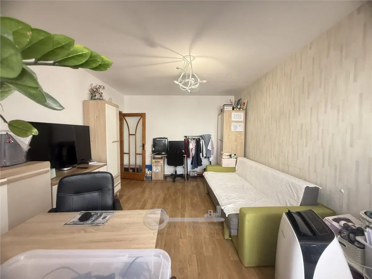 2 CAM GALATA BULEVARD, ET 1, DECOMANDAT,  2 BALCOANE - foto 3