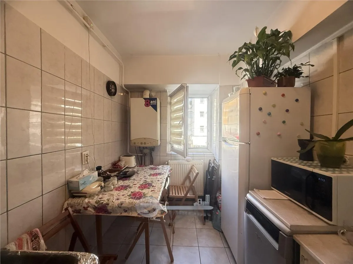 2 CAM GALATA BULEVARD, ET 1, DECOMANDAT,  2 BALCOANE - foto 7