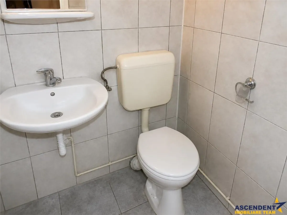 Calea Bucuresti,3 camere,decomandate,  etaj 2, 87mp,  2bai, centrala proprie, termopane, potential personalizare. - foto 7
