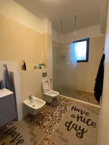 Apartament 2 camere decomandat, etaj 3/5, Hlincea, baie cu geam, bloc 2017 - foto 4