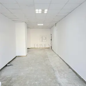 Spatiu comercial cu vitrina si trafic pietonal - Semicentral - Timisoara