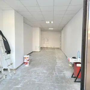 Spatiu comercial cu vitrina si trafic pietonal - Semicentral - foto 2