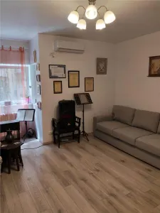 Vânzare apartament 3 camere | Foisorul de Foc | bloc 1942 fara risc si urgenta | refăcut | etaj 1/ P+1E+Pod | 70mp utili | stradal | renovat | liber | - foto 2