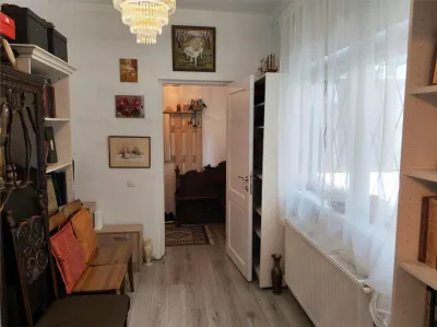 Vânzare apartament 3 camere | Foisorul de Foc | bloc 1942 fara risc si urgenta | refăcut | etaj 1/ P+1E+Pod | 70mp utili | stradal | renovat | liber | - foto 4