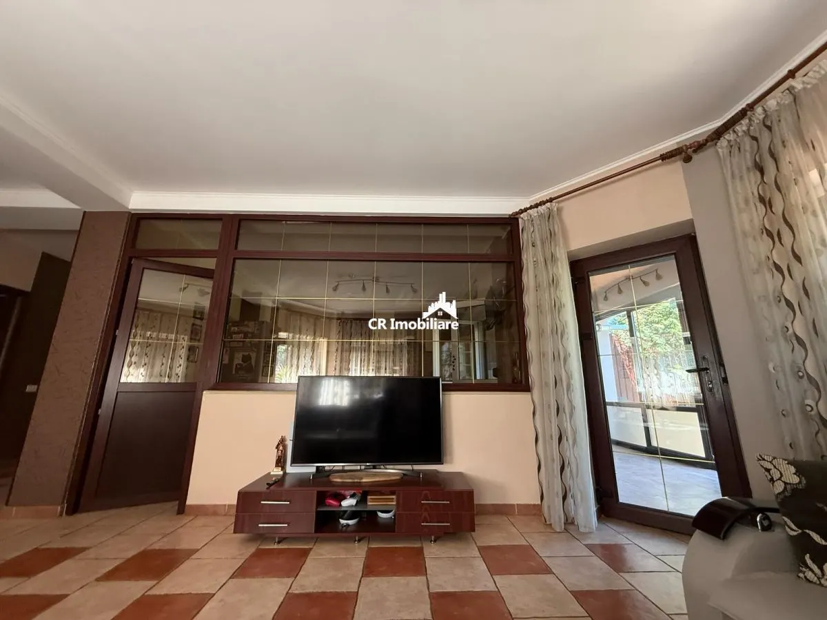 Vila de vanzare   Trapezului - foto 1
