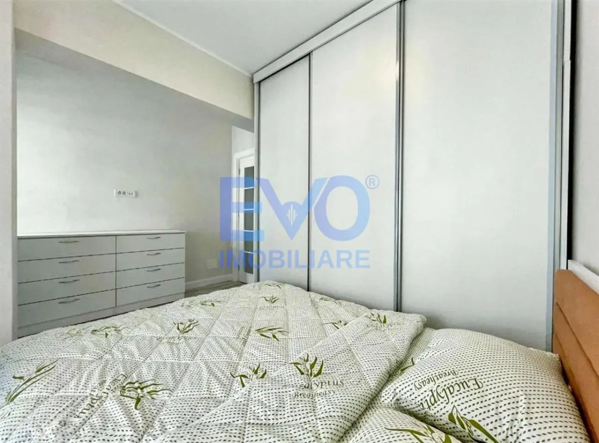 Apartament cu 2 camere, decomandat, complex Royal Town Copou - foto 4