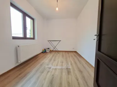Apartament 3 camere decomandat, capat Cug Valea Adanca, bloc  2022, etaj 1, baie cu geam, parcare privata, liber - foto 13