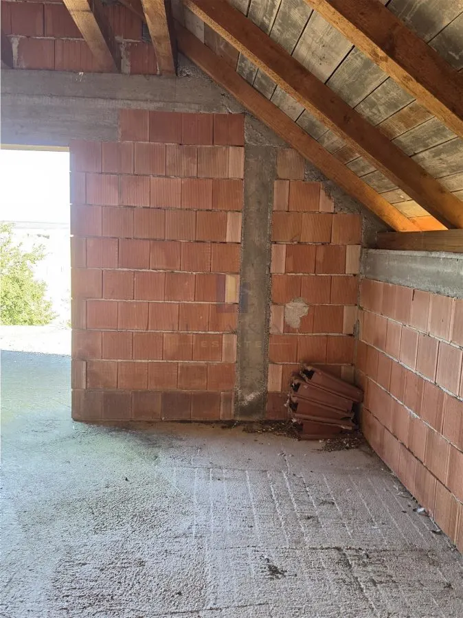 Casa parter si etaj la rosu ,Recas - foto 1