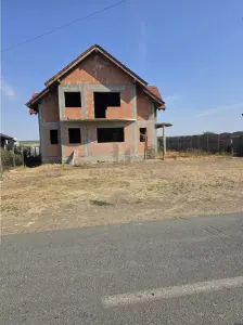 Casa parter si etaj la rosu ,Recas - foto 12
