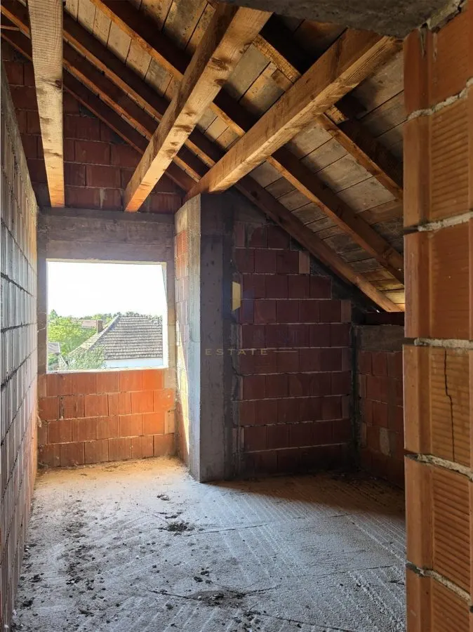 Casa parter si etaj la rosu ,Recas - foto 3