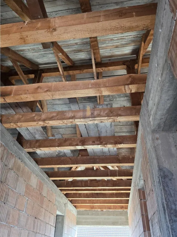 Casa parter si etaj la rosu ,Recas - foto 4